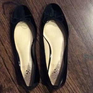 NWOT- Vince Camuto black patent flats.